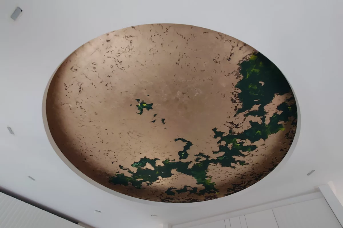 Dialogue entre art et artisanat : une fresque en lumière et en couleur