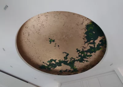 Dialogue entre art et artisanat : une fresque en lumière et en couleur